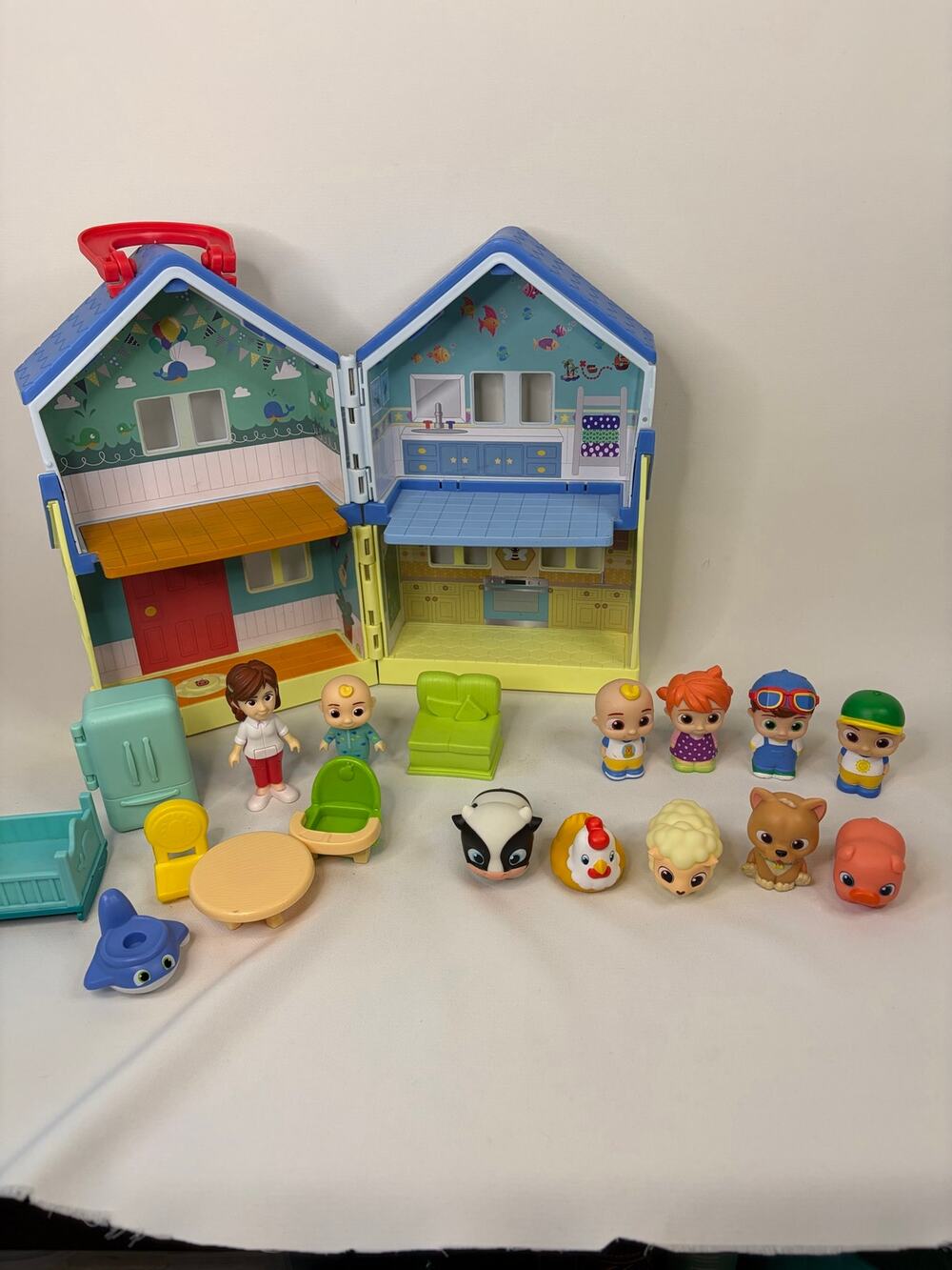 CoComelon Deluxe Family Doll House Playset Complete and Extra Barn animals WORKS